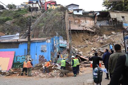 Un equipo de rescate recoge los escombros de la casa que colapsó en el cerro Bellavista