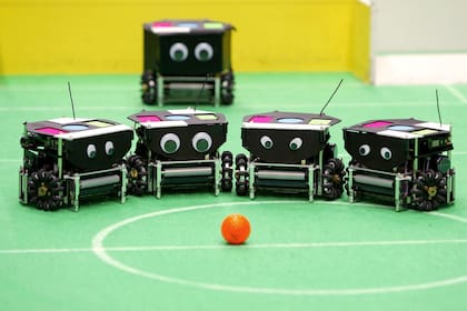Un equipo de robots antes del comienzo de su partido durante el séptimo Campeonato Mundial de Fútbol para Robots, en Padua, norte de Italia, el 9 de julio de 2003.