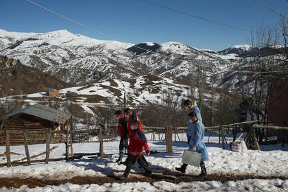 Un equipo de vacunación camina hacia Gumuslu, en Turquía, hace unos días
