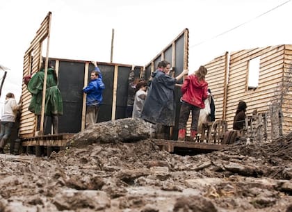 Un equipo de voluntarios levantando casas