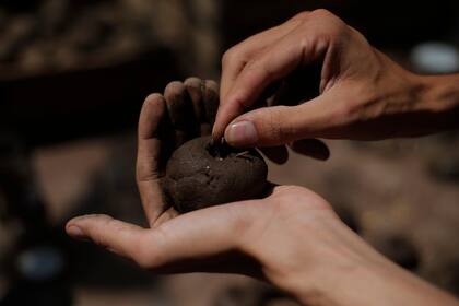Un equipo de voluntarios liderados Guillermo Diaz Cornejo, director de Sostenibilidad de la ciudad, prepara bombas de semillas para ayudar a la reforestación natural de las zonas afectadas por los incendios en las sierras de Córdoba