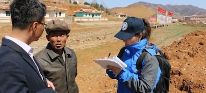 Un equipo del Programa Mundial de Alimentos supervisa la situación de escasez en una zona rural de Corea del Norte, en 2019