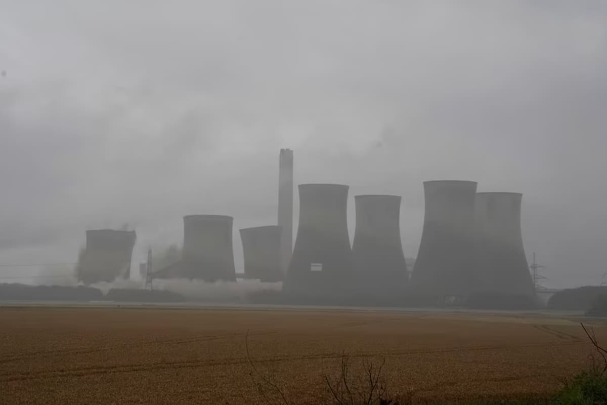 Un equipo especializado en demoliciones, derribó cuatro chimeneas de 90 metros de altura de una central eléctrica