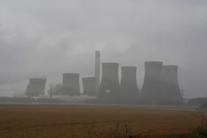 Un equipo especializado en demoliciones, derribó cuatro chimeneas de 90 metros de altura de una central eléctrica