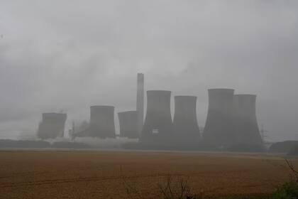 Un equipo especializado en demoliciones, derribó cuatro chimeneas de 90 metros de altura de una central eléctrica