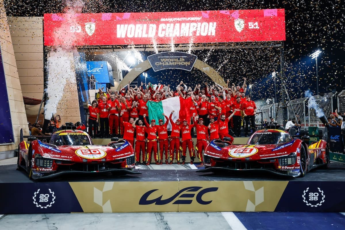 Un equipo: Ferrari celebra los títulos de Pilotos y de Constructores en el Mundial de Resistencia en Bahréin