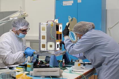 Un equipo integrado por técnicos de CONAE, UNLP, UNSAM y UBA construyó a Atenea, el microsatélite que será parte de la misión Artemis II, con la que la NASA volverá a la Luna