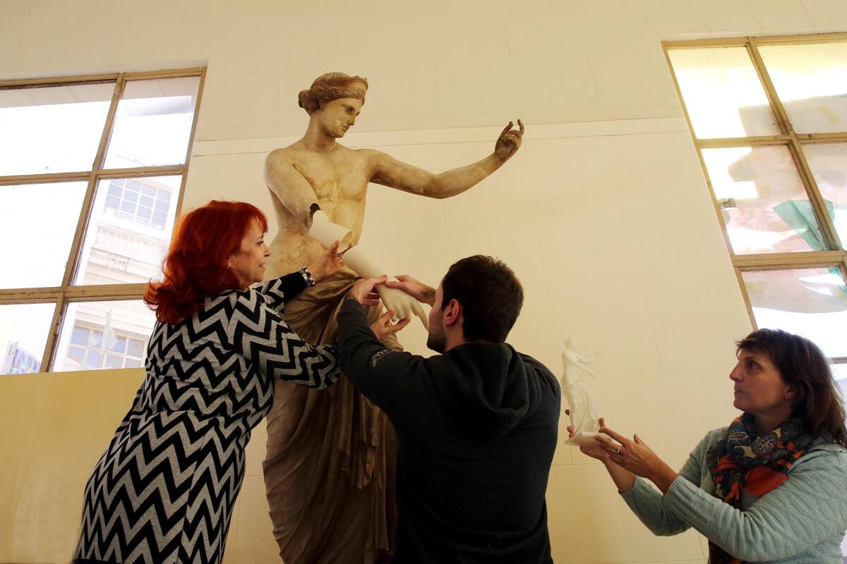 Un equipo interdisciplinario de la Facultad de Bellas Artes de la capital bonaerense aplica el revolucionario método en obras dañadas; la experiencia fue presentada y sorprendió en París