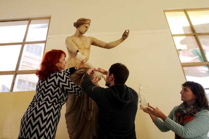 Un equipo interdisciplinario de la Facultad de Bellas Artes de la capital bonaerense aplica el revolucionario método en obras dañadas; la experiencia fue presentada y sorprendió en París