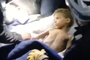 Rescatan a un niño de tres años que sobrevivió seis días bajo los escombros