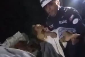 Rescatan a un niño de tres años que sobrevivió seis días bajo los escombros
