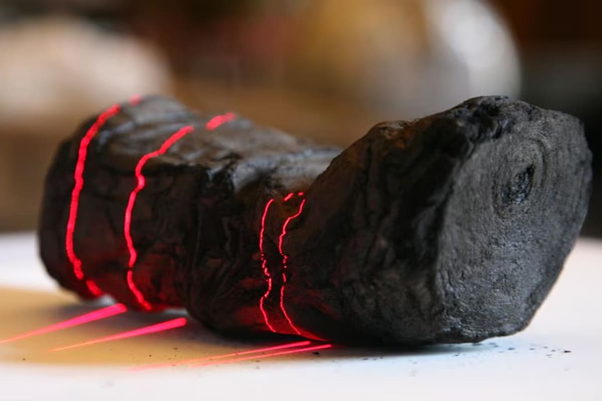 Un equipo internacional logró leer mediante IA un rollo carbonizado de Herculano de casi 2000 años