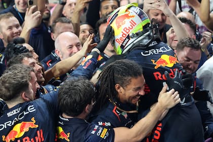 Un equipo: Max Verstappen celebra en Austria con los mecánicos, una señal del espíritu de conjunto en el que se apoya el piloto de Red Bull.