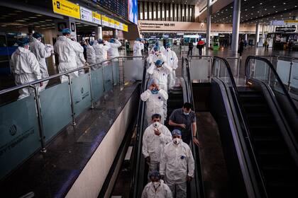 Un equipo médico en el aeropuerto Sheremetyevo de Moscú; Putin dijo que la situación por el coronavirus está bajo control en Rusia, pero no todos piensan lo mismo