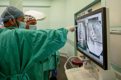 Un equipo médico revisa imágenes obtenidas en tiempo real durante una intervención quirúrgica