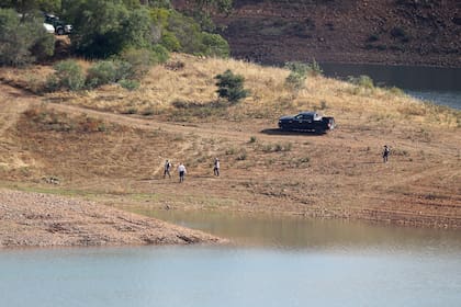 Un equipo policial rastrilló el embalse de Arade, cerca de Silves, en Portugal, el miércoles 24 de mayo de 2023: no hubo, hasta el momento, evidencia de la presencia de Madeleine McCann (AP Foto/Joao Matos)