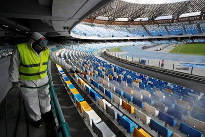 Un equipo sanitario desinfecta el estadio San Paolo