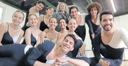 Un equipo sonriente que baila la obra de Nebrada con la tutela de Laura Fiorucci