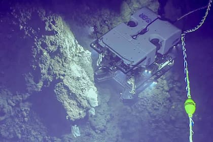 Un equipo submarino de la Administración Nacional Oceánica y Atmosférica de los Estados Unidos encontró un extraño objeto con forma de orbe dorada en el fondo del Golfo de Alaska