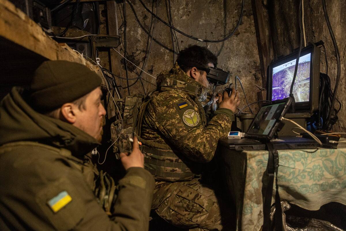 Un equipo ucraniano de manejo de drones, en un búnker en la región de Donetsk. (David Guttenfelder/The New York Times)