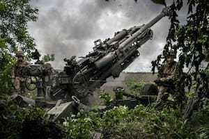 Un equipo ucraniano dispara un obús M777 hacia las posiciones rusas en la región de Donetsk en Ucrania