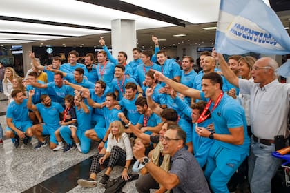 Un equipo, una bandera: los que no jugaron, los que no, familiares y amigos se unieron en Ezeiza en un reencuentro emocionante.