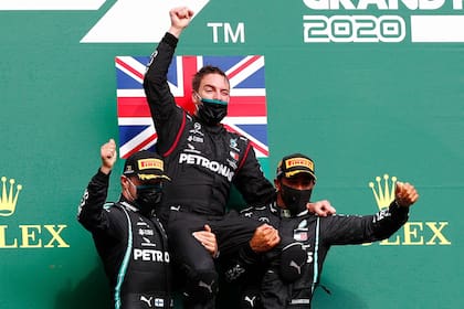 Un equipo: Valtteri Bottas, el jefe de ingenieros Andrew Shovlin y Lewis Hamilton, celebran el 1-2 de Mercedes en el Gran Premio de Bélgica