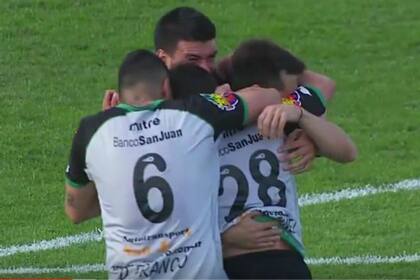 Un error del arquero Aguerre derivó en el gol de Leandro Martínez