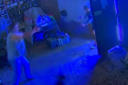 Un es agente penitenciario se tiroteó con dos delincuentes que querían robarle la camioneta