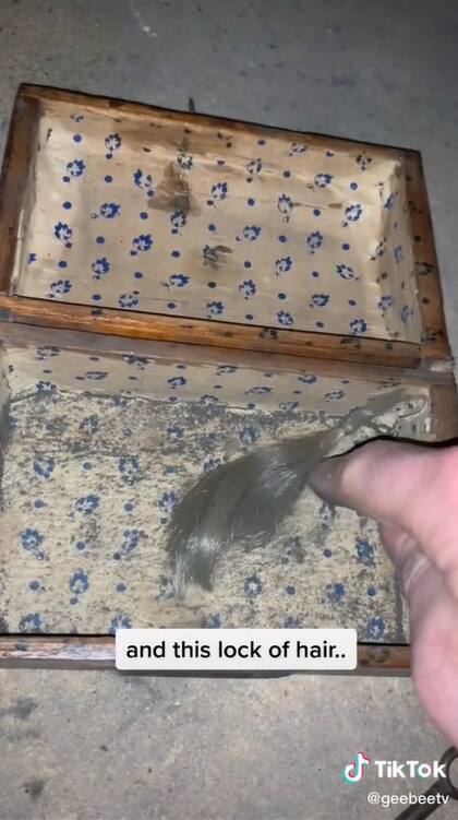 Un escalofriante mechón de pelo, otro descubrimiento de la caja misteriosa (Foto: Captura de video)