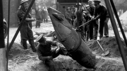 Un escalofriante número de bombas fue lanzado sobre Reino Unido durante la guerra. En la foto, un equipo militar recoge una bomba de unos 500 kilos en la capital británica en 1940
