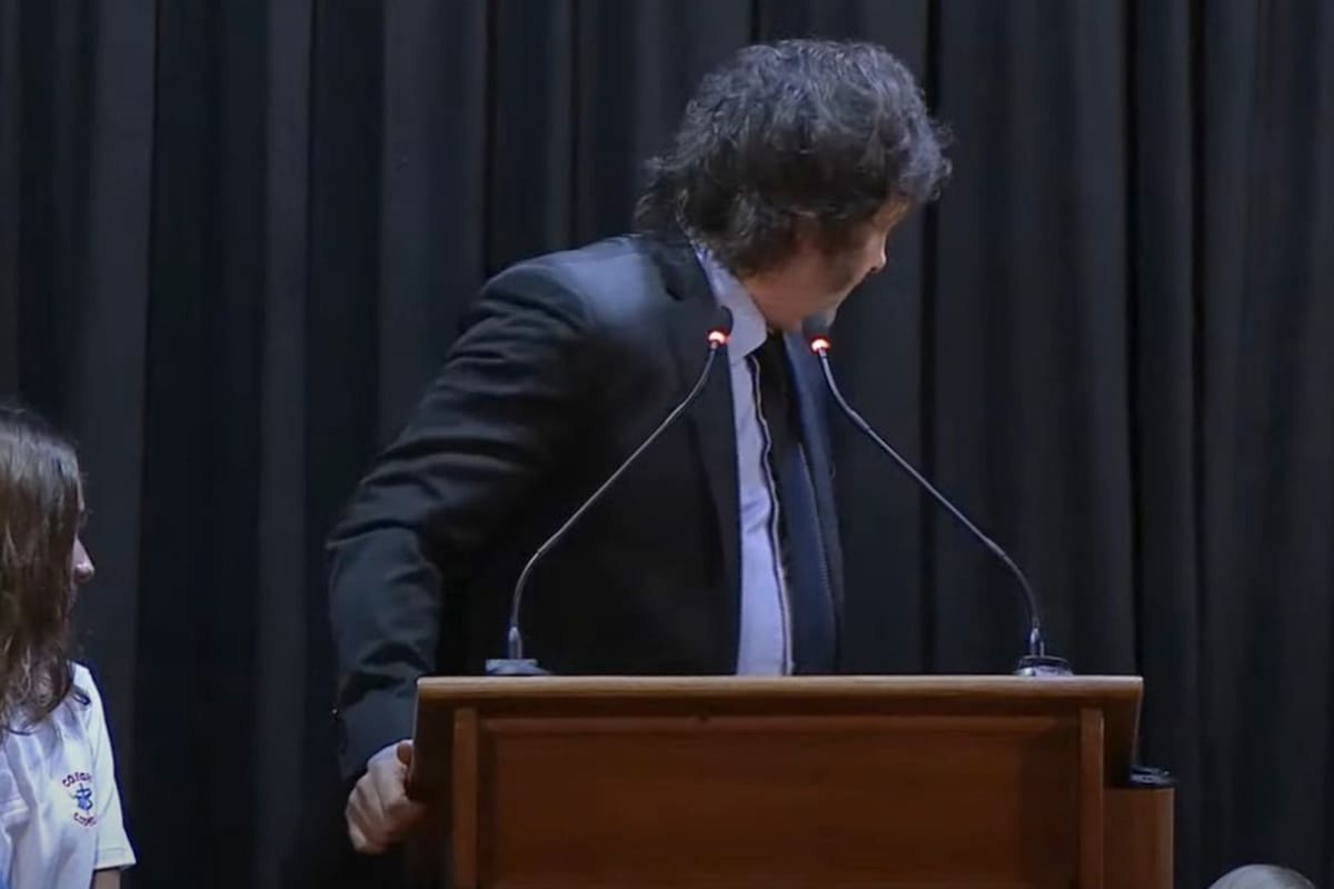 Un escolta se desmayó durante el discurso de Javier Milei en su excolegio de la infancia; Cardenal Copello