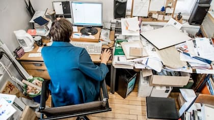 Un escritorio desordenado puede indicar problemas con la puntualidad