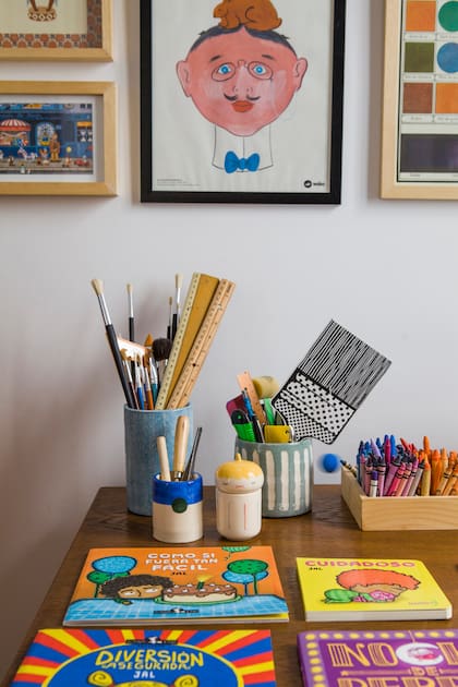 Un escritorio repleto de lápices y pinceles para activar la creatividad e ilustrar.
