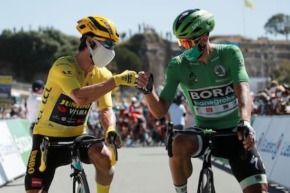 Un esloveno y un eslovaco: Primoz Roglic, el puntero del Tour de Francia, se saluda con Peter Sagan, el ciclista mejor remunerado del mundo.