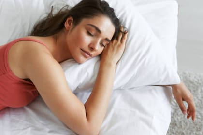 Un espacio con la iluminación correcta y la temperatura adecuada marca la diferencia al momento de conciliar el sueño