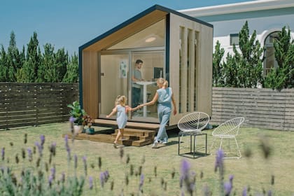 Un espacio de trabajo privado en el jardín de la casa