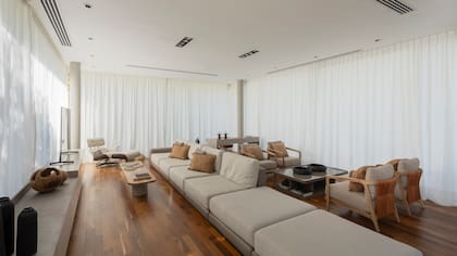 Un espacio extra lo marca el sillón individual Eames ‘Lounge’ reacondicionado y retapizado (LB Géneros).