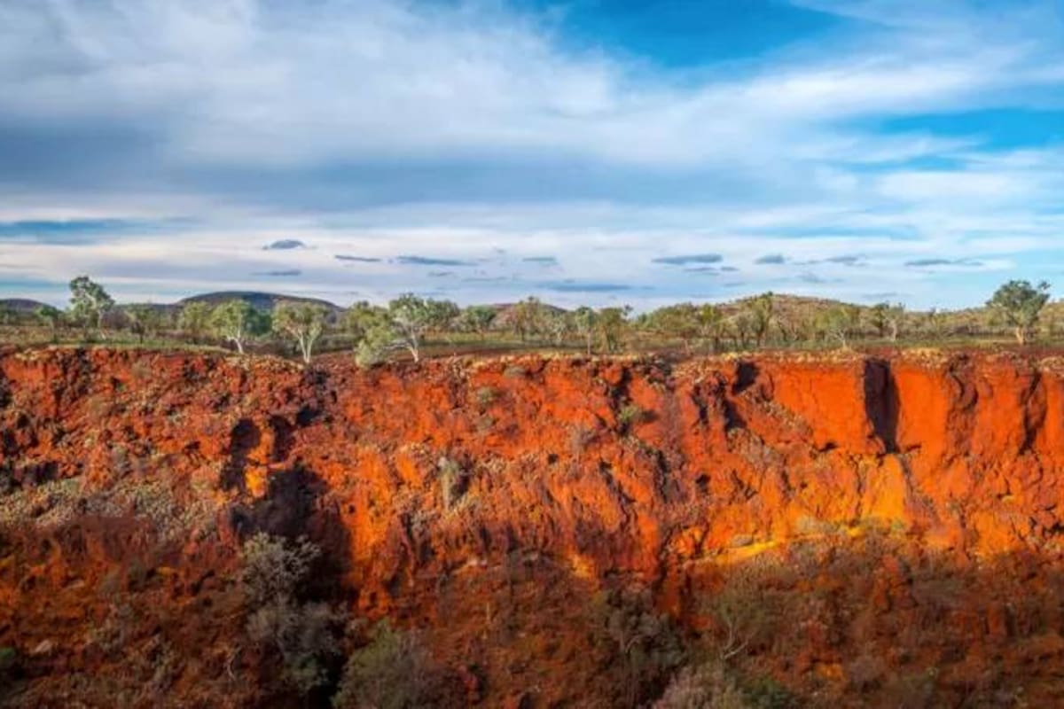 Un espectacular paisaje profundamente rojo y verde.