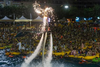 Un espectáculo en la megafiesta electrónica del sábado pasado en Wuhan