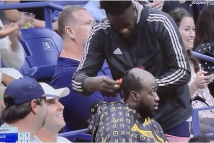 Un espectador decidió cortarse el pelo en medio del partido entre Khachanov y Kyrgios