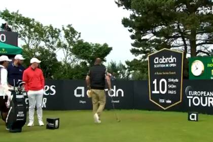Un espectador tomo el palo de golf de Rory McIlroy en el Abierto de Escocia