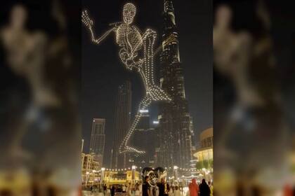 Un esqueleto gigante hecho de luces recorrió las calles de Dubai por la celebración de la Noche de Brujas