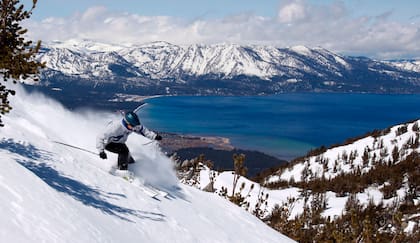 Un esquiador desciende en la estación de esquí Heavenly, en South Lake Tahoe, California