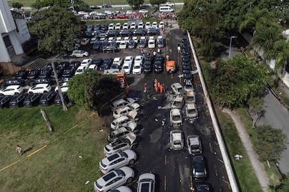 Un estacionamiento, copado por la tragedia y rodeado por curiosos