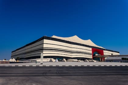 ¿Un estacionamiento? ¿Una estación de ómnibus? ¿Un aeropuerto? No: el estadio Al Bayt, que debe su diseño al de las tiendas de los pueblos nómades de la región de Qatar.