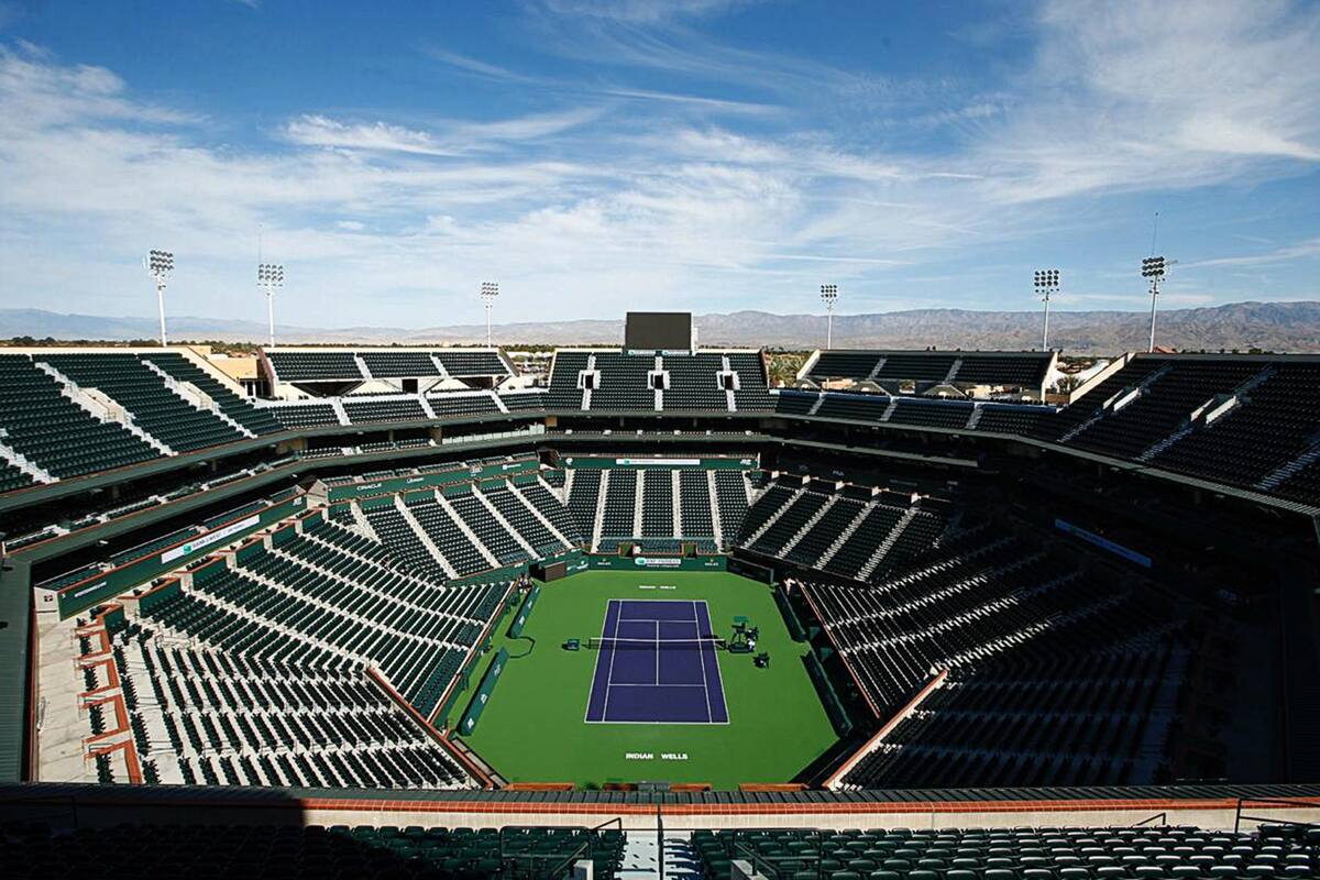Un estadio de tenis vacío: el court central de Indian Wells, primer gran torneo en cancelarse por el coronavirus.