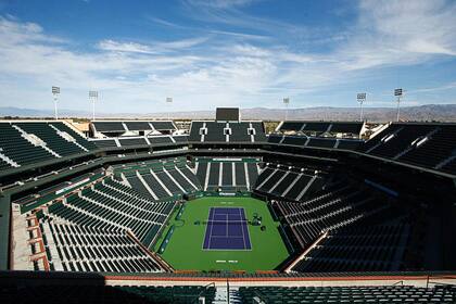 Un estadio de tenis vacío: el court central de Indian Wells, primer gran torneo en cancelarse por el coronavirus.