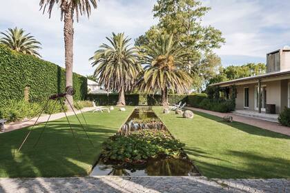Un estanque con plantas acuáticas recorre el jardín trazado por la paisajista Alejandra De Dominicis.