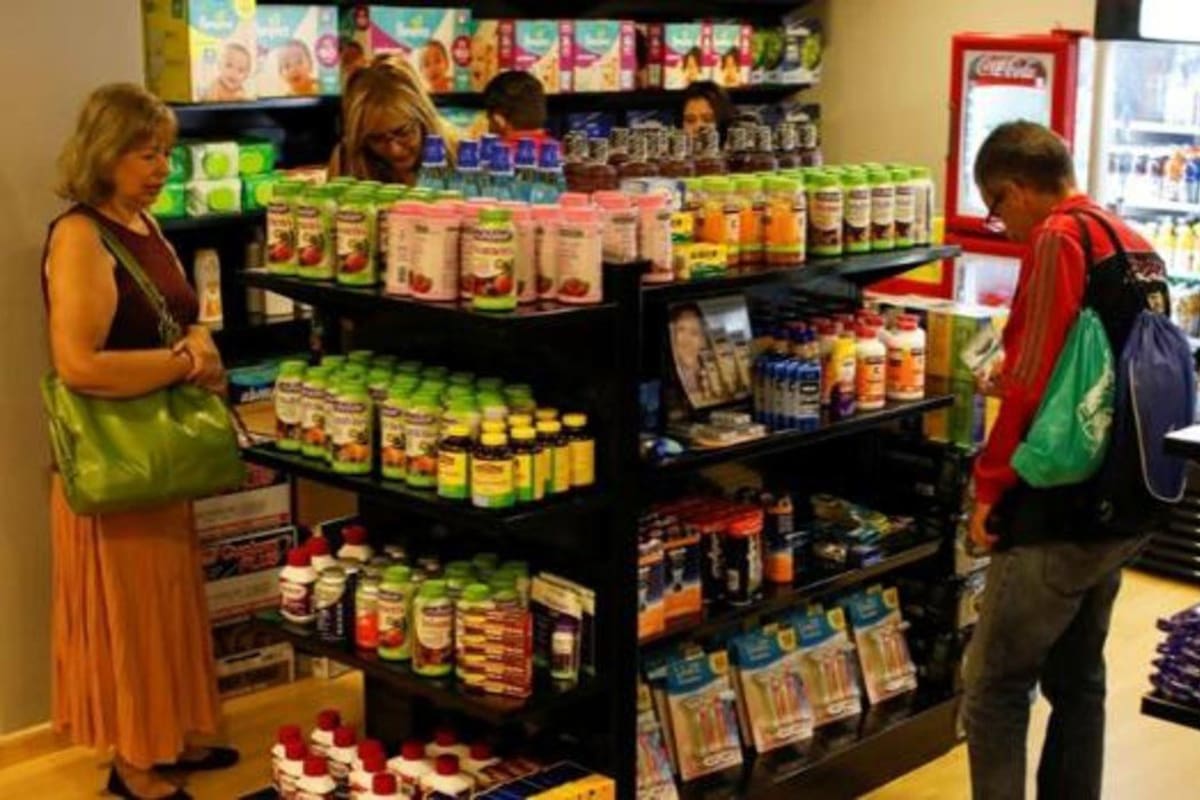 Un estante con productos importados en el bodegón de un hotel cinco estrellas